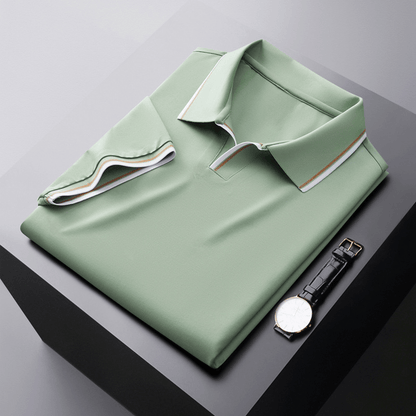Zijaanzicht van de man in het rode poloshirt, met aandacht voor de vloeiende drape.