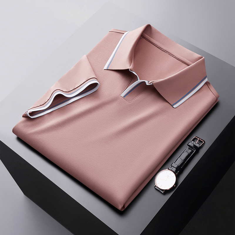 Model draagt het gele poloshirt in een ontspannen setting, vooraanzicht.