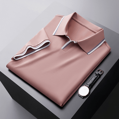 Model draagt het gele poloshirt in een ontspannen setting, vooraanzicht.