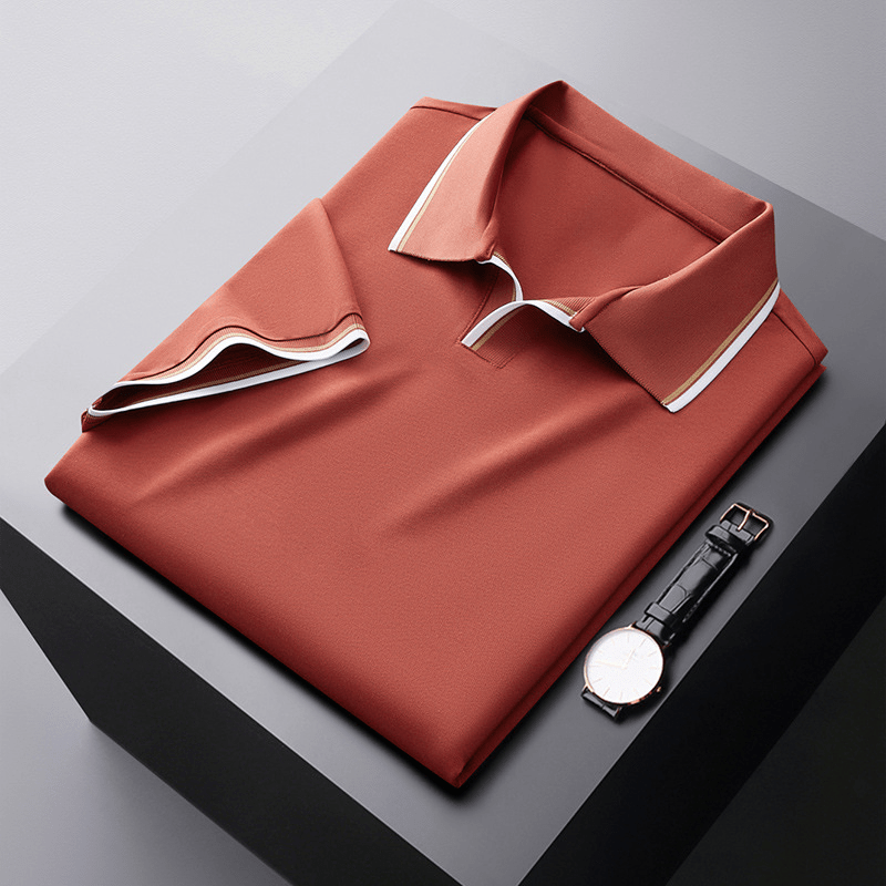 Detail van de zoom van het gele poloshirt, met de nette afwerking.