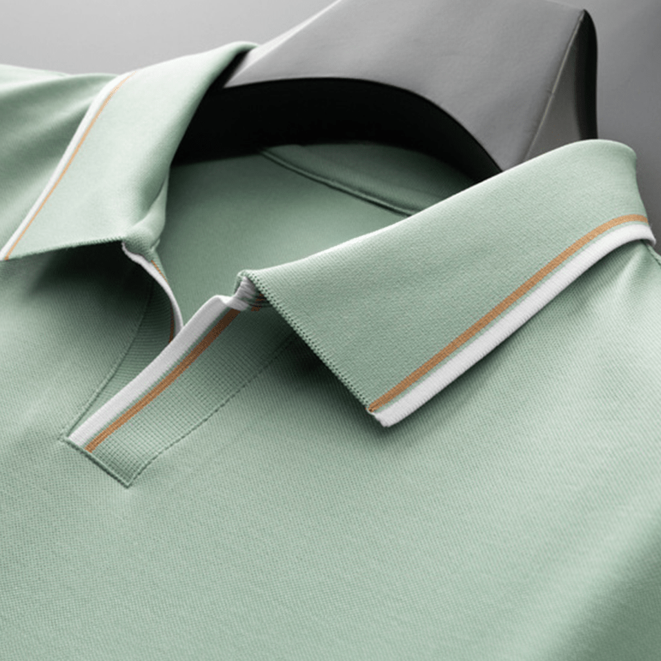 Stapel van verschillende gekleurde poloshirts, toont de kleuropties van het verfijnde poloshirt.