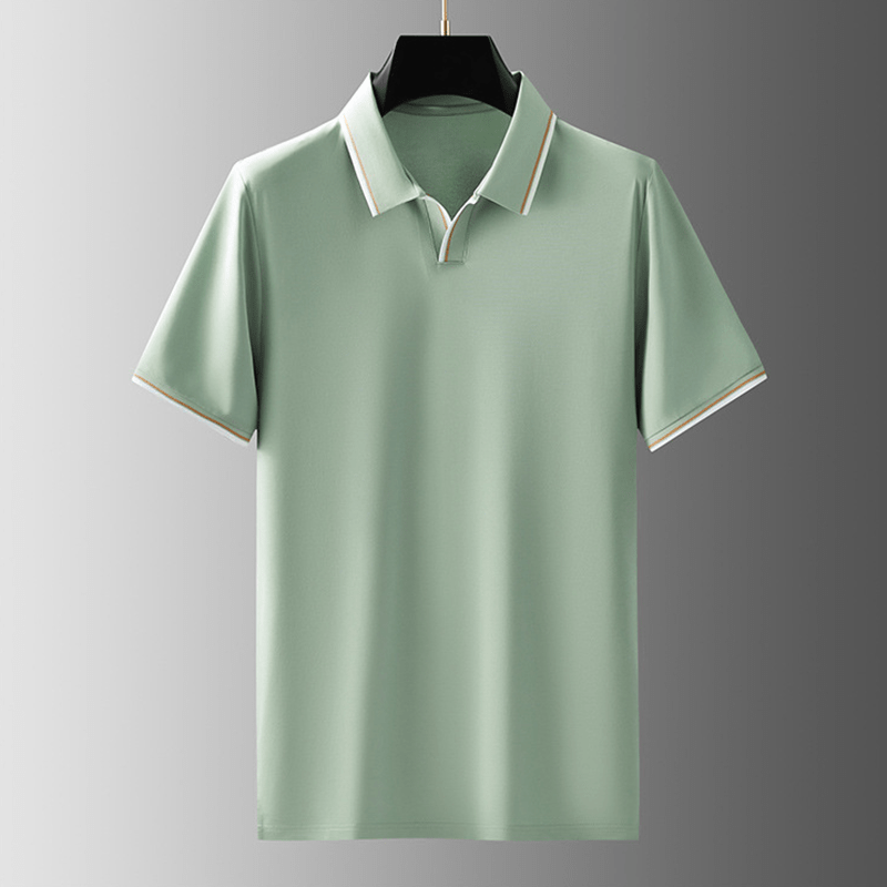 Detail van de kraag en knoopsluiting van een willekeurig gekleurd poloshirt van katoenblend.