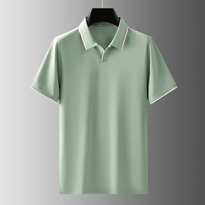 Detail van de kraag en knoopsluiting van een willekeurig gekleurd poloshirt van katoenblend.