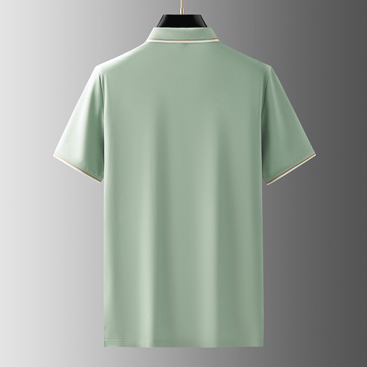 Overzicht van een man die een poloshirt draagt in een lichte, natuurlijke omgeving.