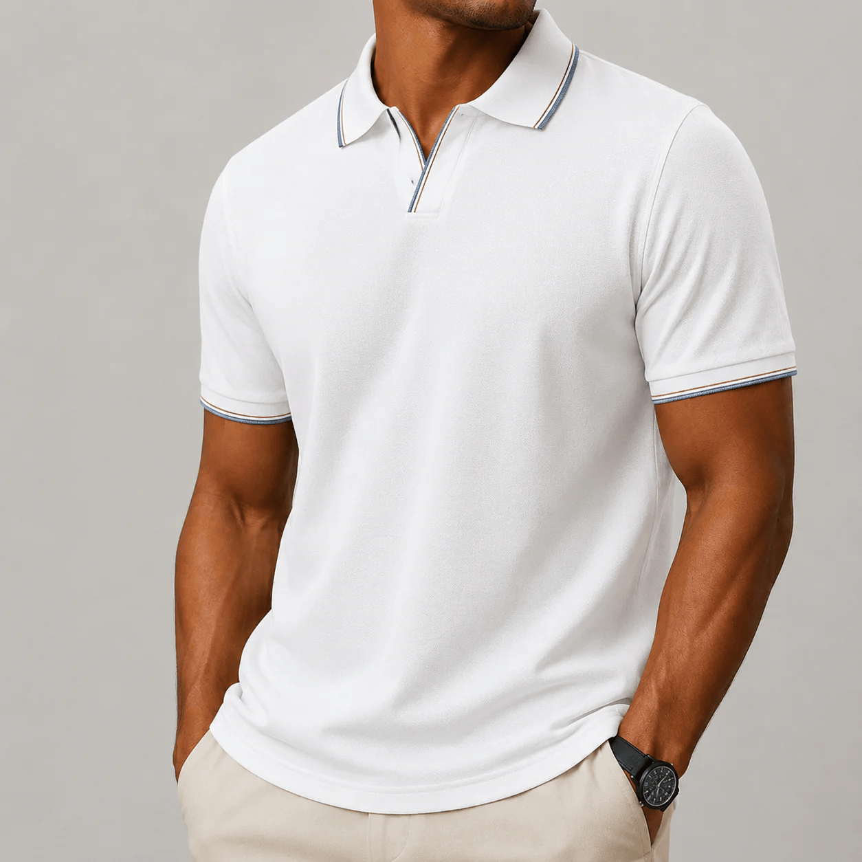 Detailopname van de getipte kraag van het blauwe poloshirt, met de fijne afwerking.
