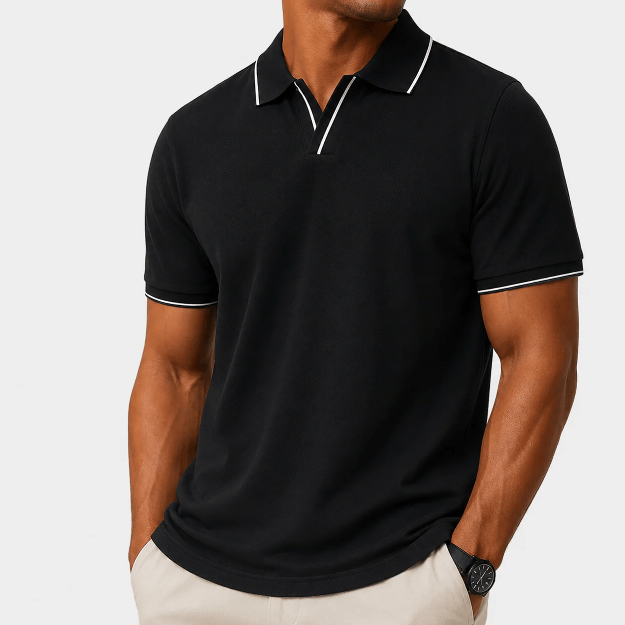 Textuurdetail van het blauwe poloshirt, benadrukt de zachte katoenblend stof.