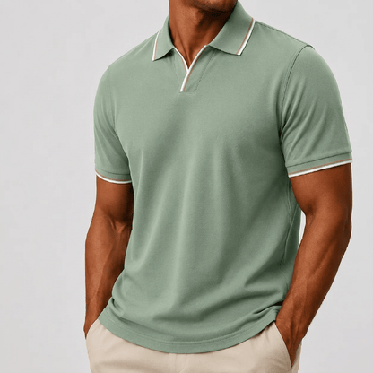Model toont het witte poloshirt, vooraanzicht, met een ontspannen maar verfijnde uitstraling.