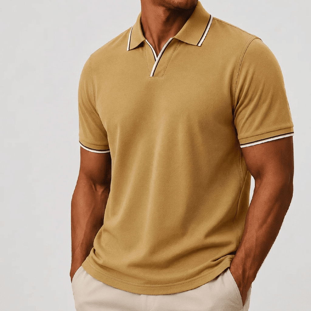 Man draagt het zwarte poloshirt, staand, met de nadruk op de strakke lijnen.
