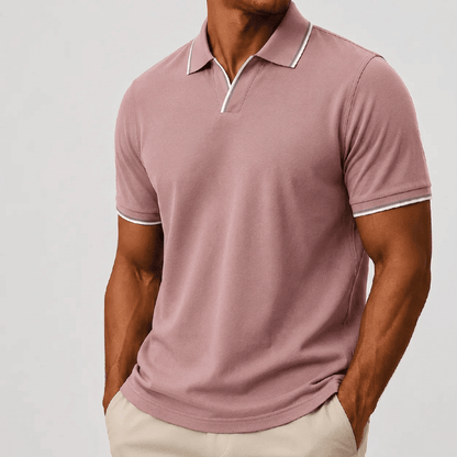 Detail van de knoopsluiting van het zwarte poloshirt, toont de afwerking.