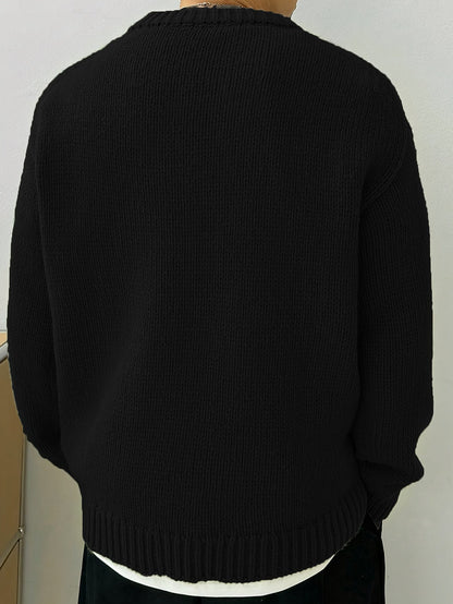 Man ontspant op een bank, gekleed in de comfortabele marineblauwe heren sweater, ideaal voor thuisgebruik.