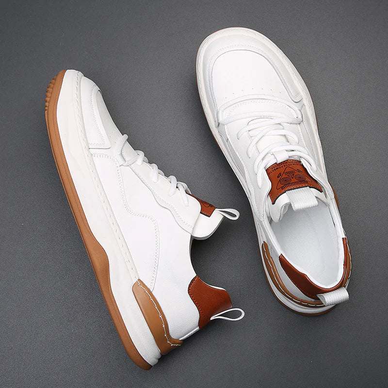 Bruine premium herensneakers op een marmeren ondergrond, benadrukkend het luxueuze en tijdloze karakter van deze sneakers.