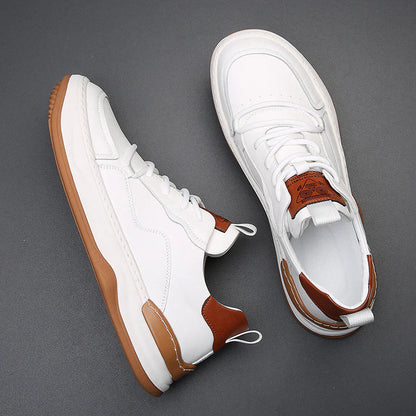 Bruine premium herensneakers op een marmeren ondergrond, benadrukkend het luxueuze en tijdloze karakter van deze sneakers.