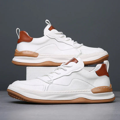 De zijkant van de witte premium herensneakers tijdens het lopen, illustrerend de flexibiliteit en het comfort van de zool.