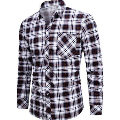 Zijaanzicht van een man die het blauwe overhemd draagt, gecombineerd met jeans en casual schoenen.