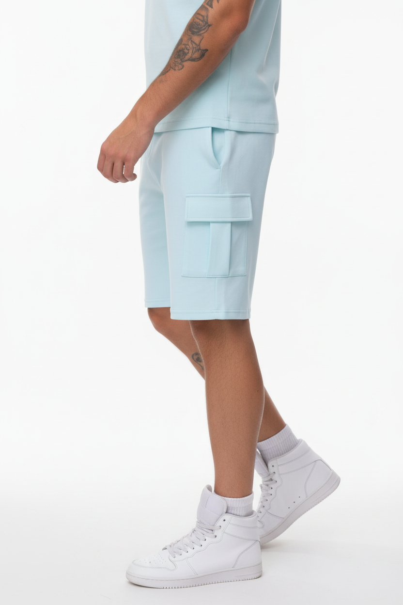 Model staat en toont de stretch en bewegingsvrijheid van de heren cargo shorts.