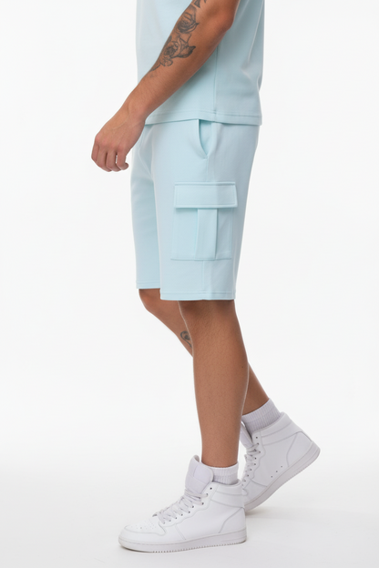 Model staat en toont de stretch en bewegingsvrijheid van de heren cargo shorts.