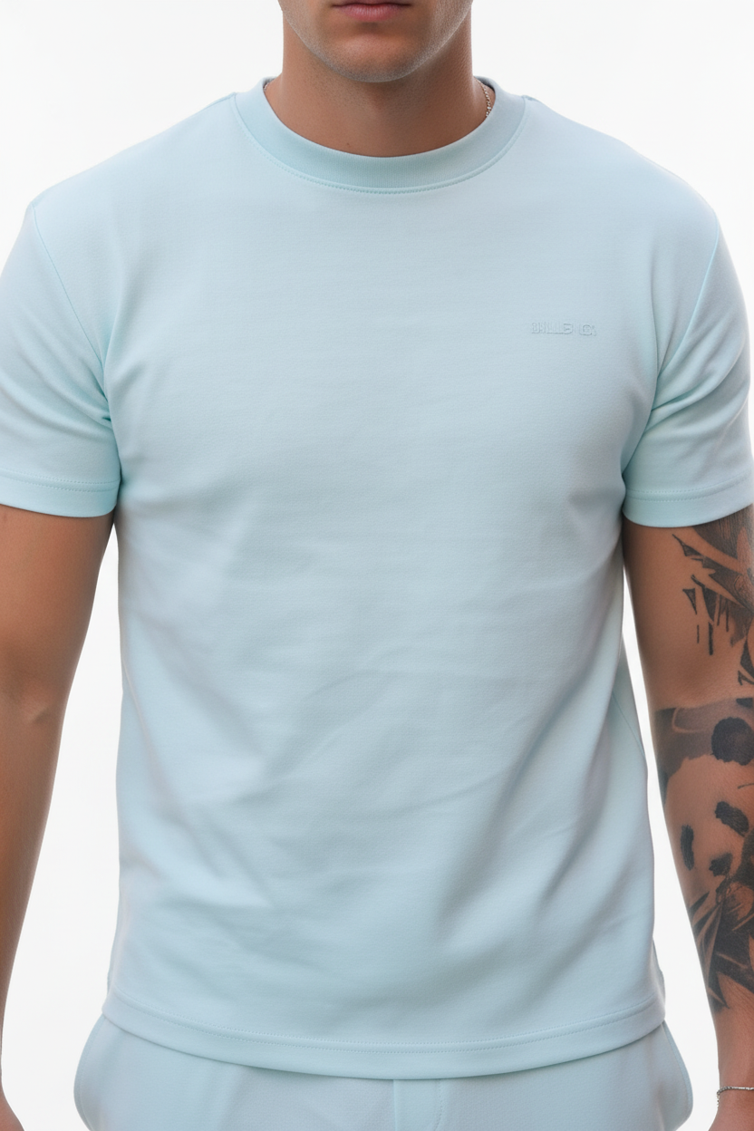 Gecombineerde outfit met de lichtblauwe cargo shorts en een casual T-shirt voor inspiratie.