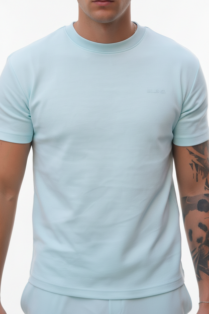 Gecombineerde outfit met de lichtblauwe cargo shorts en een casual T-shirt voor inspiratie.
