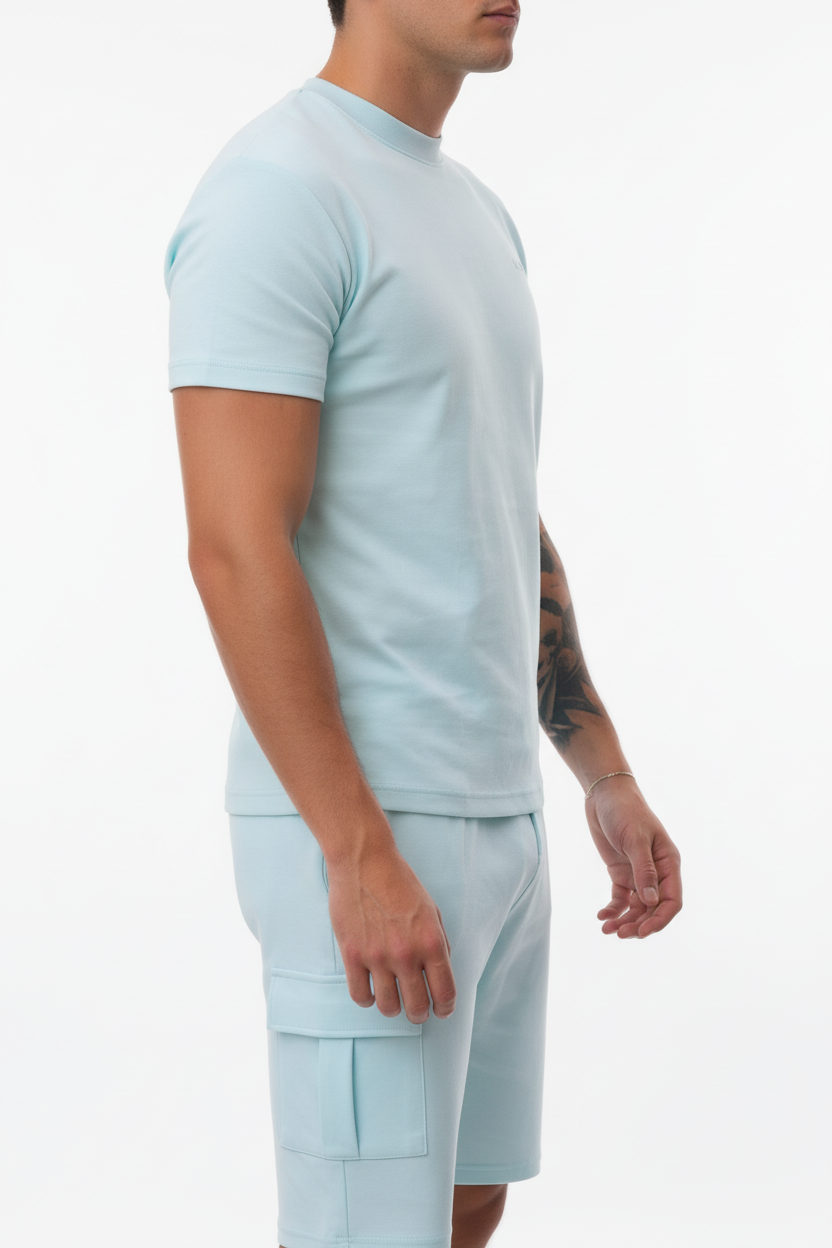 Focus op de zijzak van de cargo shorts, gevuld met een smartphone, wat functionaliteit toont.