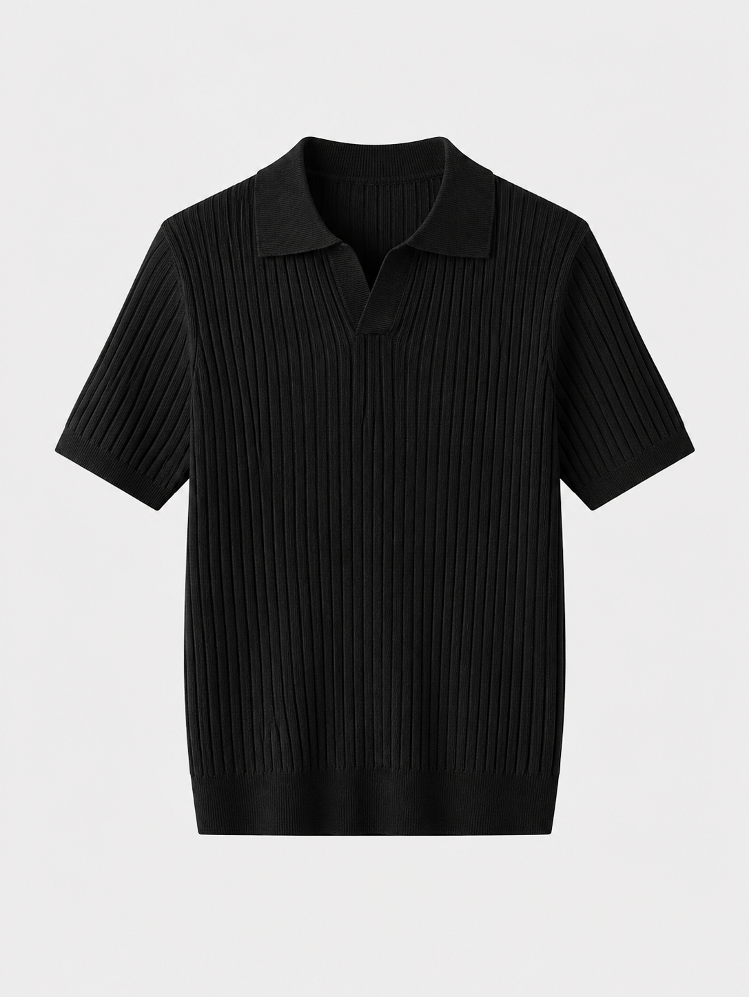 Zwart herenpoloshirt, uitgestrekt om de elasticiteit van de katoenmix te tonen, bewegingsvrijheid.