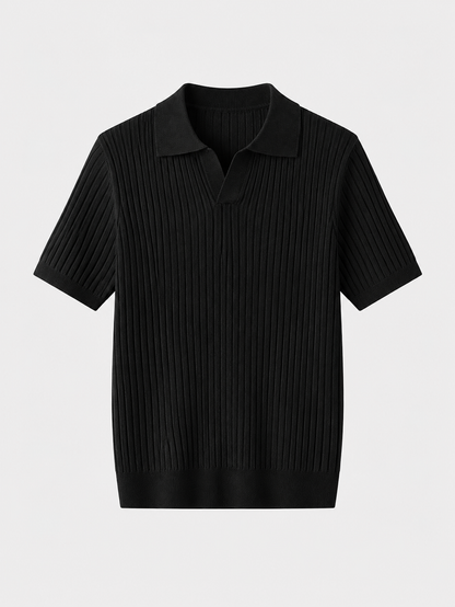 Zwart herenpoloshirt, uitgestrekt om de elasticiteit van de katoenmix te tonen, bewegingsvrijheid.