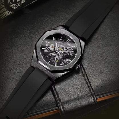 Een man die de tijd afleest van zijn stijlvolle Vigo automatische horloge met zilver/wit kleuroptie.