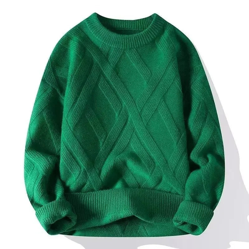 Een model draagt de Elara kabelgebreide damestrui in groen, gecombineerd met een jeans voor een casual, stijlvolle look.