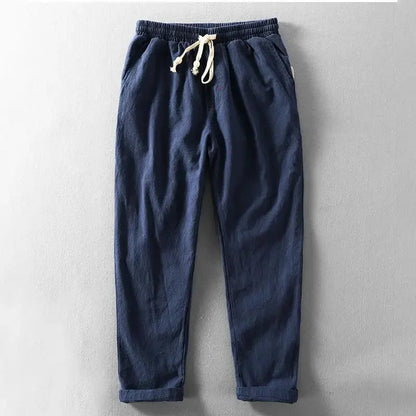 De linnen trousers in alle beschikbare kleuren netjes opgevouwen gepresenteerd op een tafel.