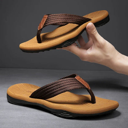 Vooraanzicht van de Elian waterbestendige herensandalen in het zwart, met gevlochten bandjes en stevige zool.