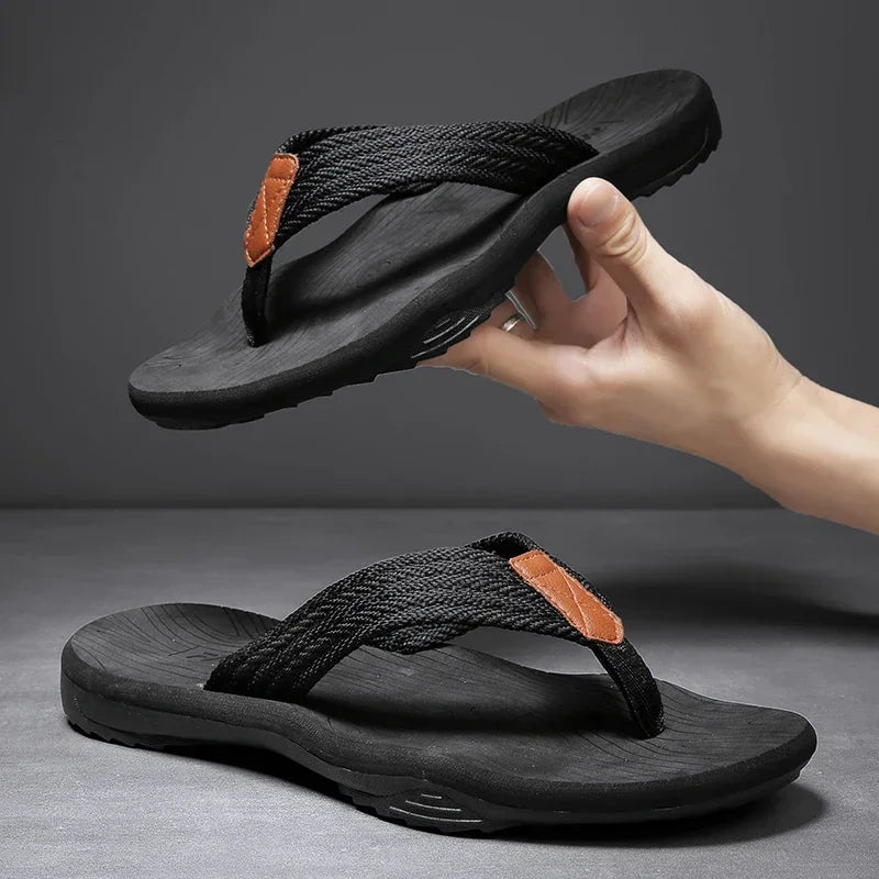 Zijprofiel van de Elian sandalen, toont het anatomisch gevormde voetbed en de schokabsorberende tussenzool.