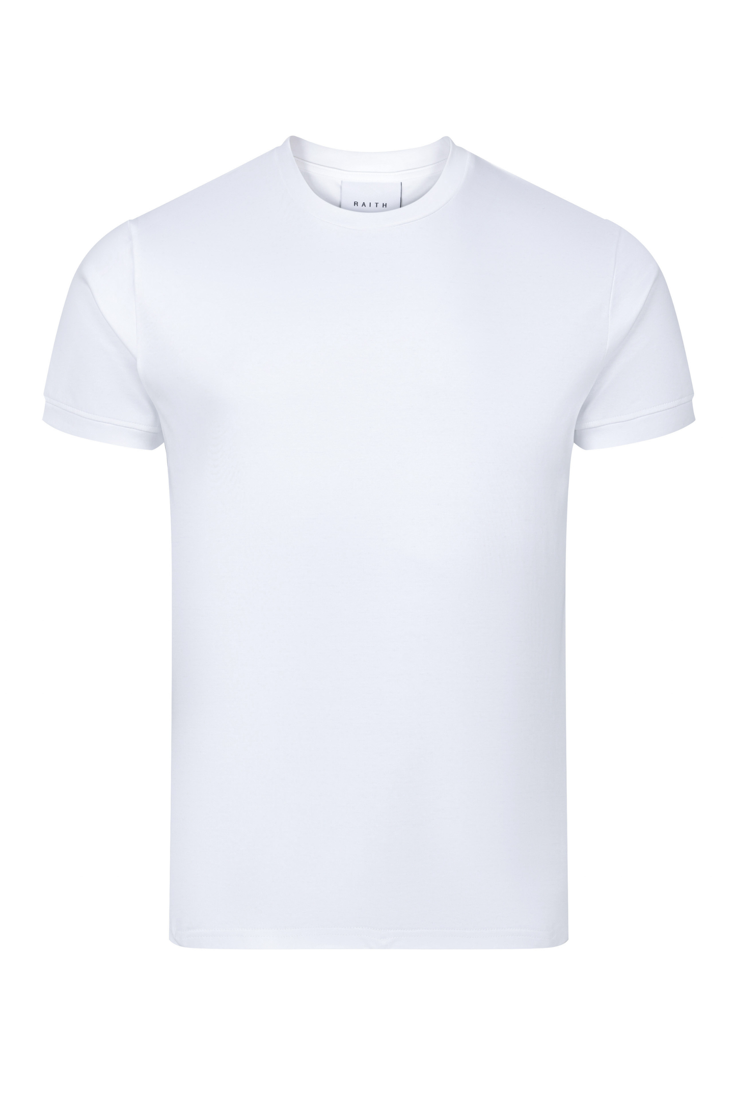 Zijaanzicht van een man in een wit gemerceriseerd T-shirt, casual gestyled met een broek, toont de comfortabele pasvorm.