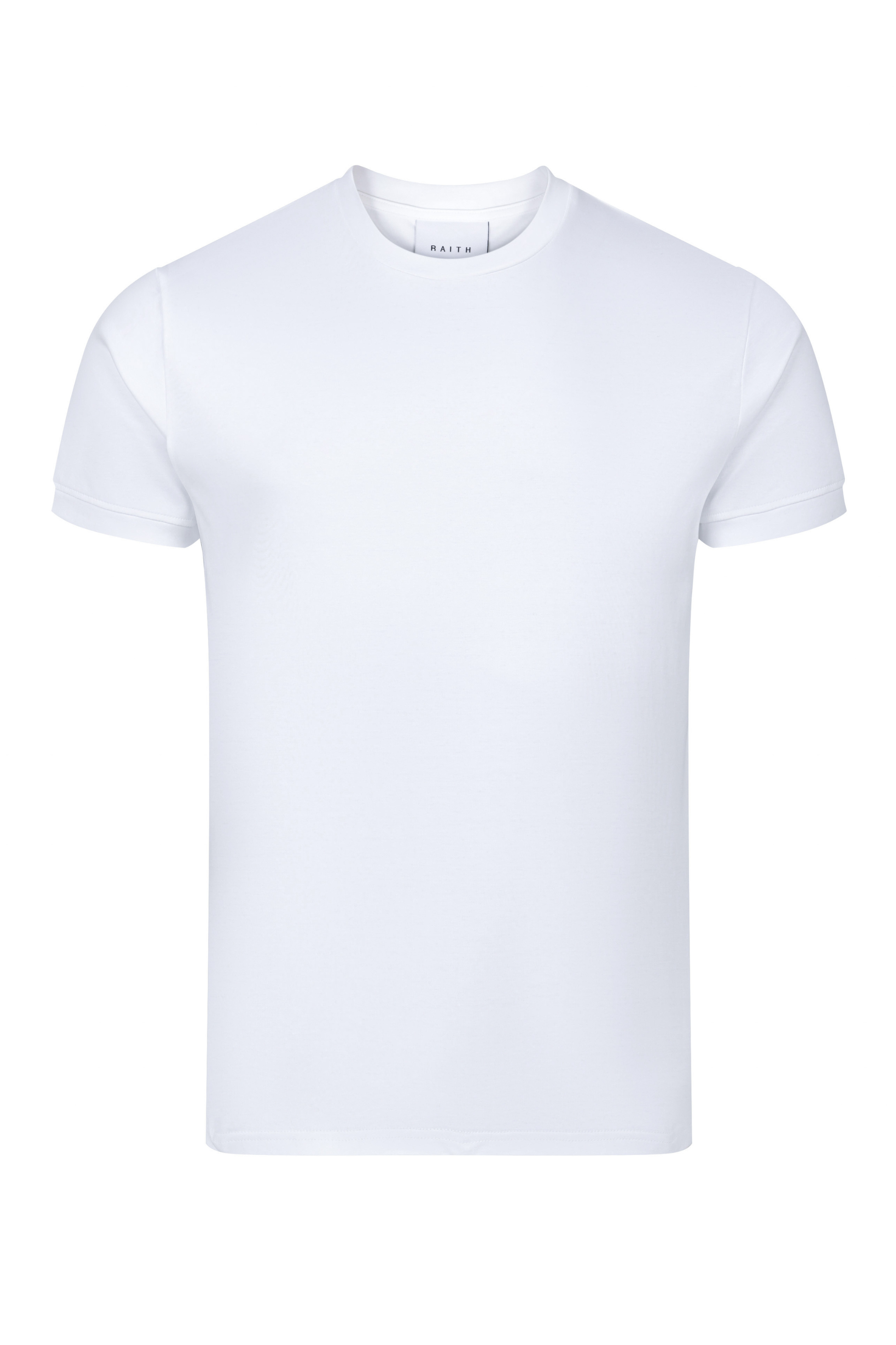 Zijaanzicht van een man in een wit gemerceriseerd T-shirt, casual gestyled met een broek, toont de comfortabele pasvorm.