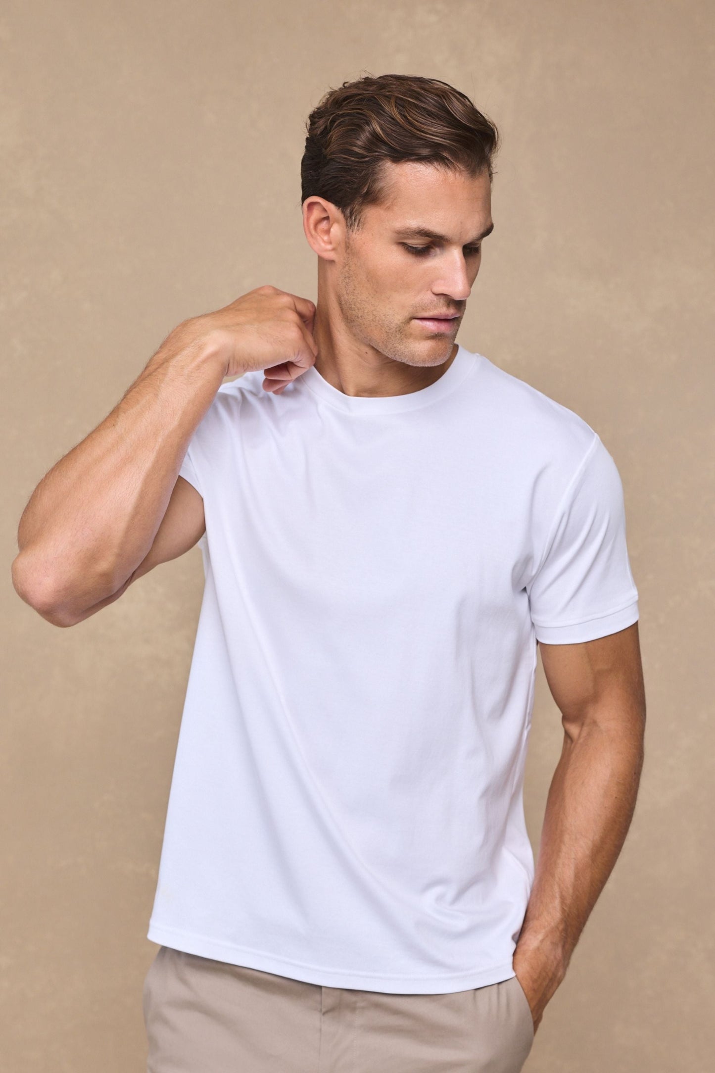 Detailopname van de stof van het witte gemerceriseerde T-shirt, benadrukt de fijne textuur en premium katoenkwaliteit.