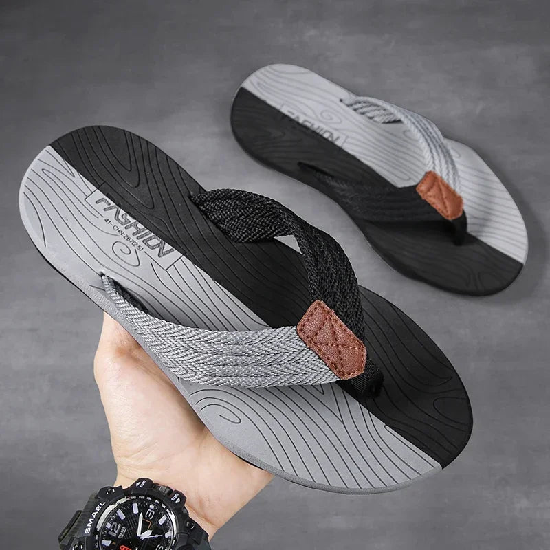 Een man draagt de Elian waterbestendige sandalen tijdens een casual wandeling langs de kustlijn.