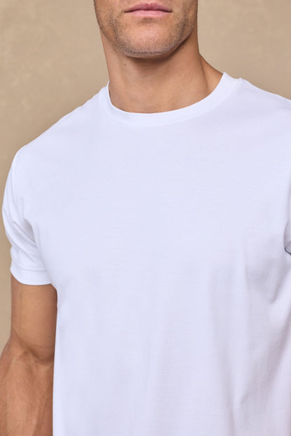 Achterkant van het witte gemerceriseerde T-shirt, toont de naadloze afwerking en de vloeiende drapering van de stof.