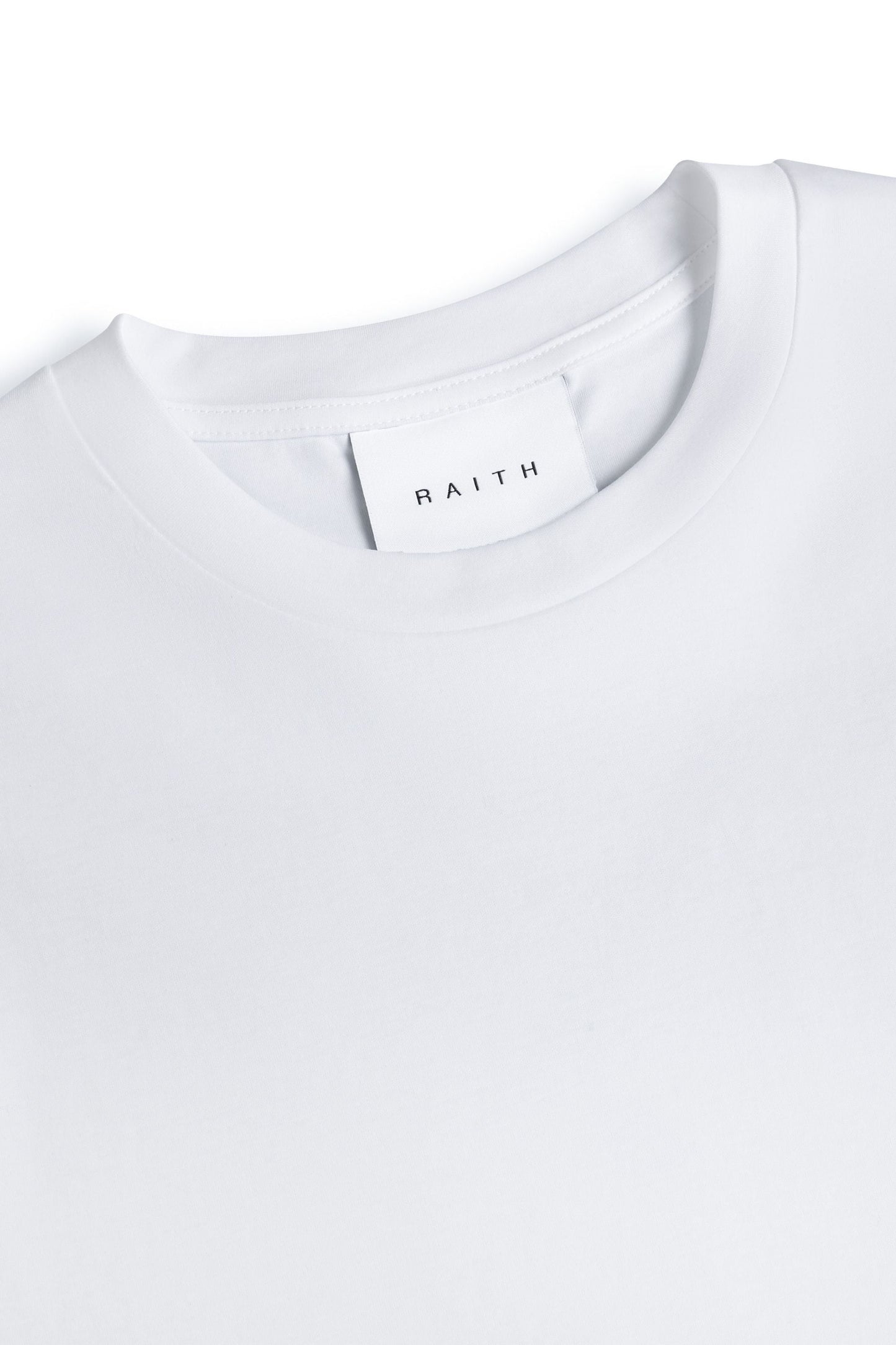 Opgevouwen wit gemerceriseerd T-shirt op een neutrale achtergrond, presenteert de zachtheid en de rijke kleur.