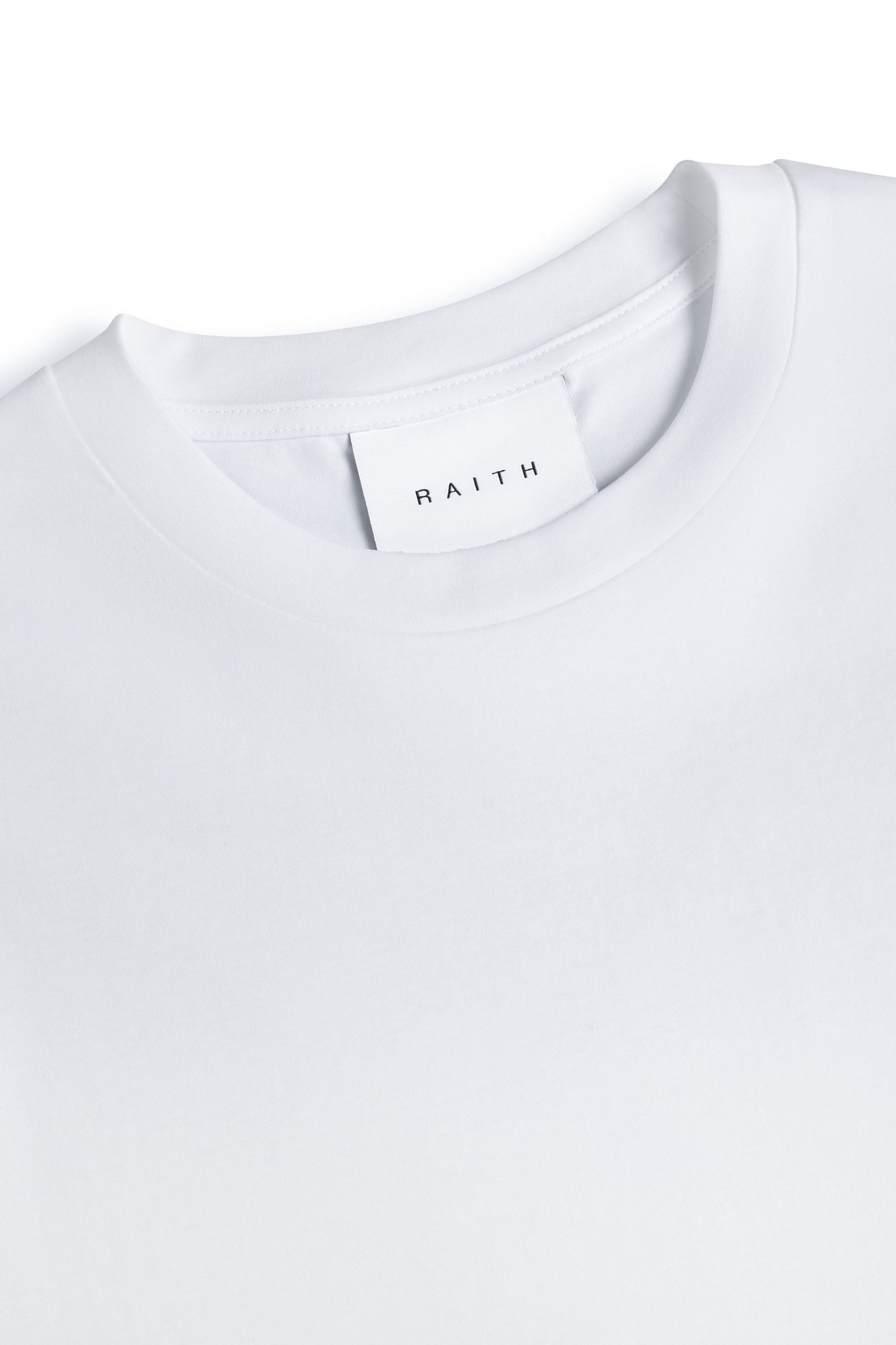 Opgevouwen wit gemerceriseerd T-shirt op een neutrale achtergrond, presenteert de zachtheid en de rijke kleur.