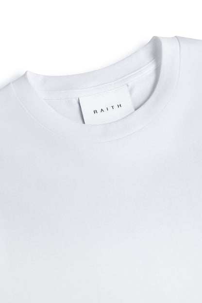 Opgevouwen wit gemerceriseerd T-shirt op een neutrale achtergrond, presenteert de zachtheid en de rijke kleur.
