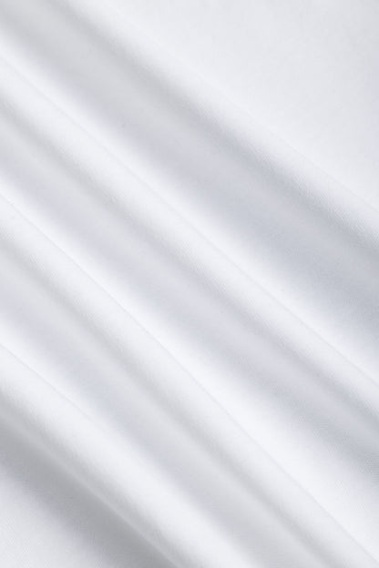 Close-up van de mouw en schouder van het witte gemerceriseerde T-shirt, illustreert de duurzame stiksels en de pasvorm.