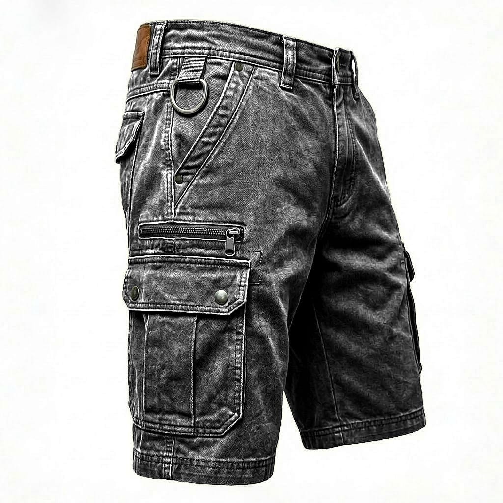 Zijaanzicht van de Elias comfortabele denim cargoshorts in helder blauw, de ruime cargozakken duidelijk zichtbaar.