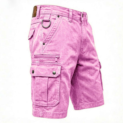 Een close-up van de cargozak op de Elias denim shorts in roze, met focus op de functionaliteit en afwerking.