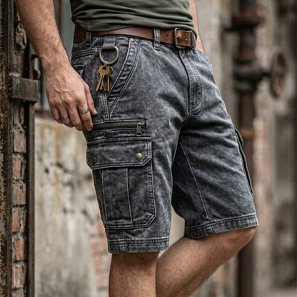 Zijaanzicht van de Elias cargoshorts in blauw, met de hand in een van de zijzakken, casual en toegankelijk.