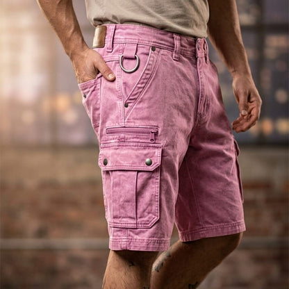 Elias denim cargoshorts in grijze uitvoering, gecombineerd met een eenvoudig T-shirt voor een complete look.