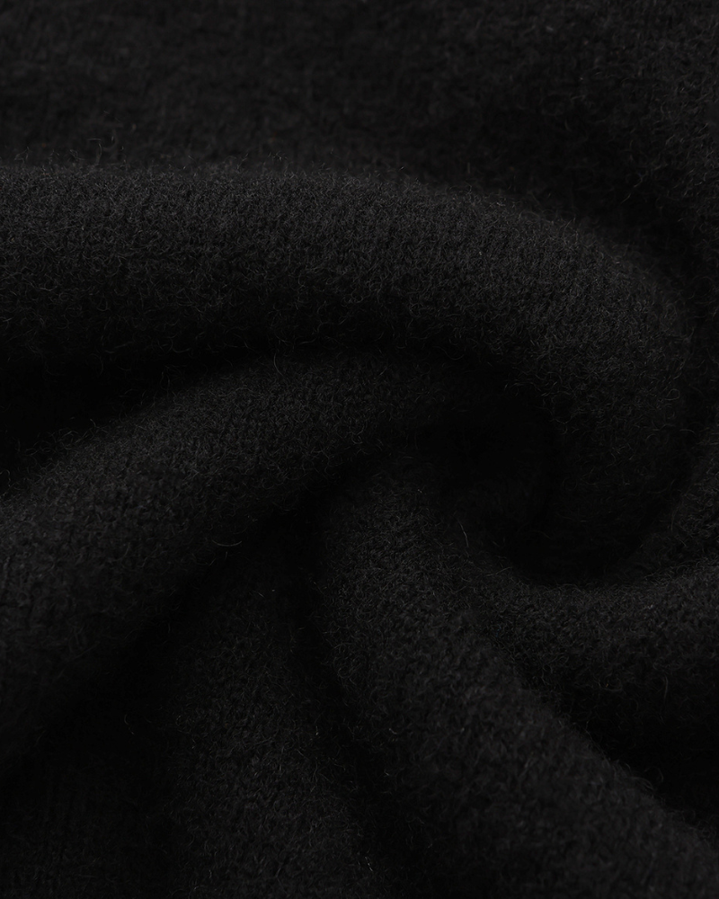 Zijaanzicht van de groene kasjmier polo sweater, de pasvorm complimenteert het silhouet van de drager elegant.