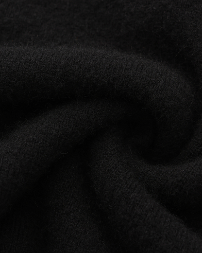 Zijaanzicht van de groene kasjmier polo sweater, de pasvorm complimenteert het silhouet van de drager elegant.
