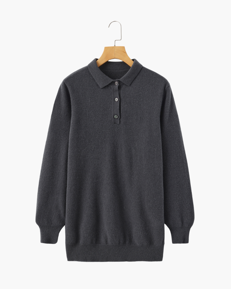 De groene kasjmier polo sweater opgevouwen, klaar om te worden verpakt, benadrukt de compacte en lichte aard.