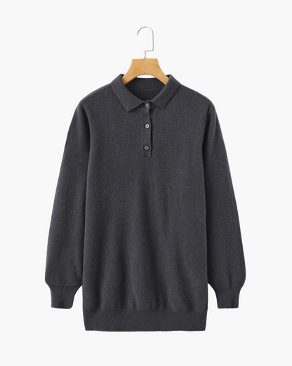 De groene kasjmier polo sweater opgevouwen, klaar om te worden verpakt, benadrukt de compacte en lichte aard.