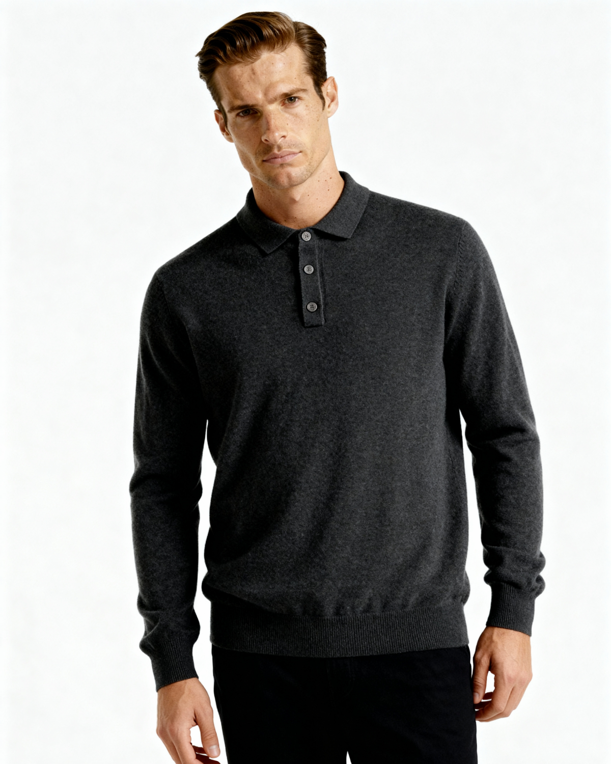 Een man die de beige kasjmier polo sweater draagt tijdens een buitenwandeling, comfort en stijl gecombineerd.