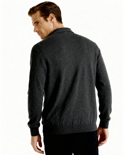 Close-up van de stiksels en de afwerking rond de kraag van de donkergrijze kasjmier polo sweater, vakmanschap is zichtbaar.