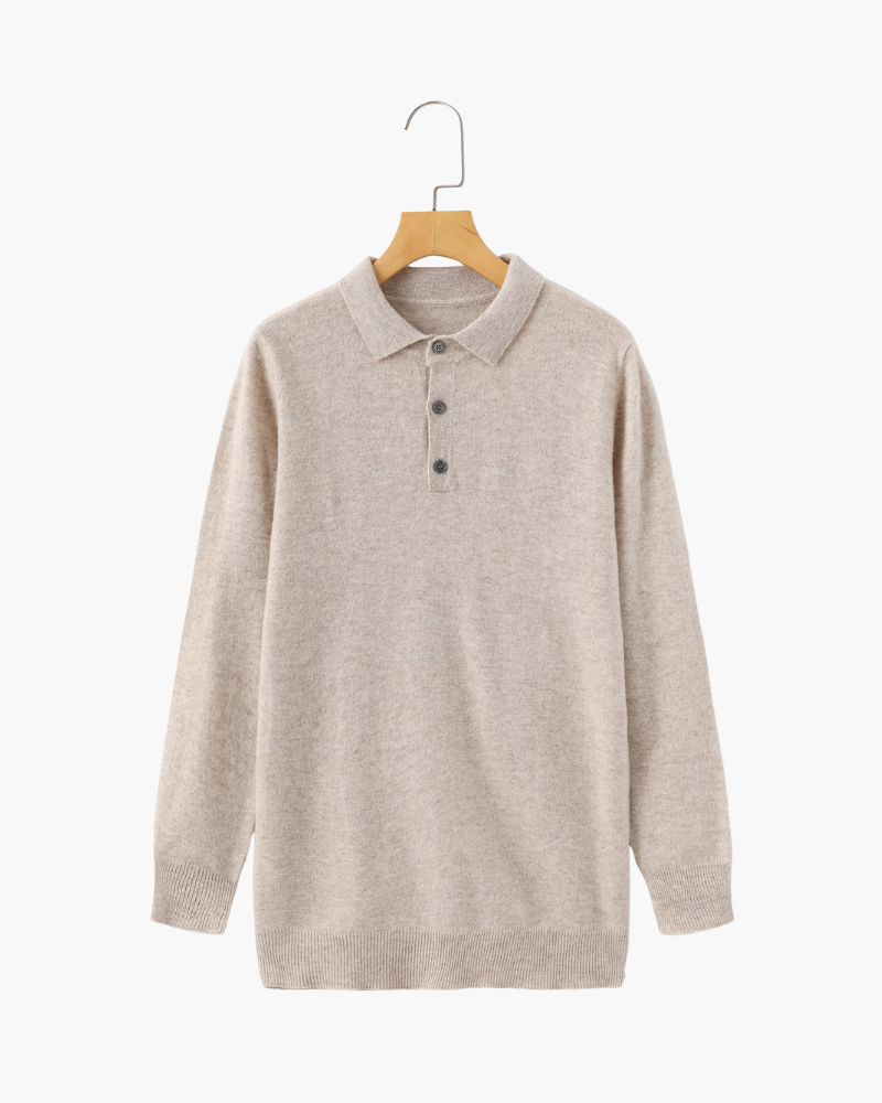 Zijaanzicht van de donkergrijze kasjmier polo sweater, toont de verfijnde pasvorm en zachte textuur van het breisel.